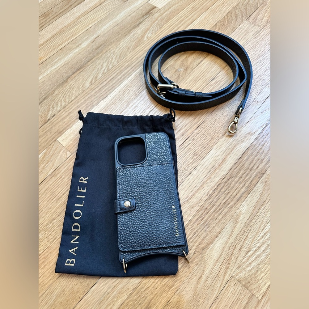 Bandolier 14 Pro Max Mila MagSafe
MAGSAFE CROSSBODY PHONE CASE IN BLACK/GOLD